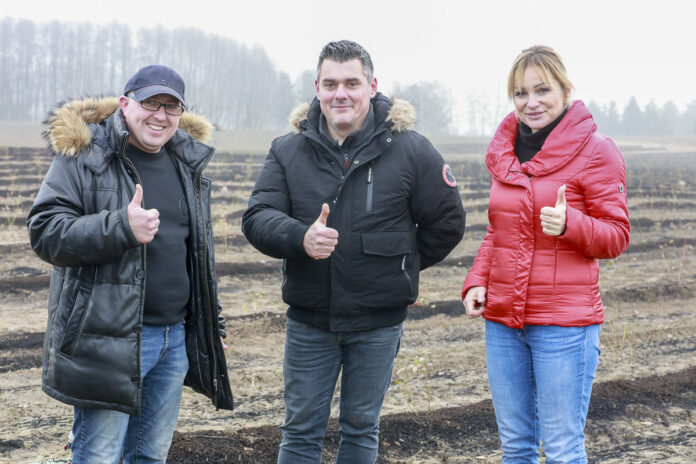 Spotkanie trzech osób na plantacji borówki — zdjęcie z reportażu Jagodnik.pl